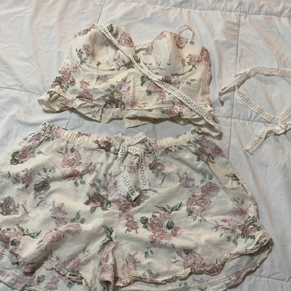 Adorable Intimissi set. Scent of roses